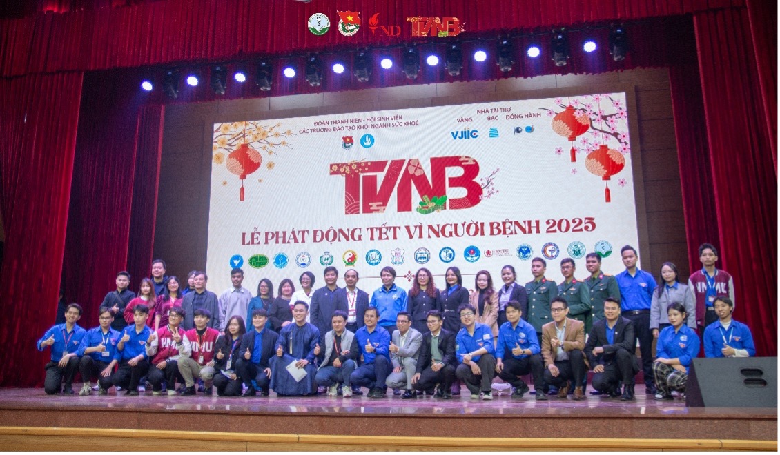 Ảnh: Đại diện các trường cùng chụp ảnh lưu niệm tại lễ phát động
